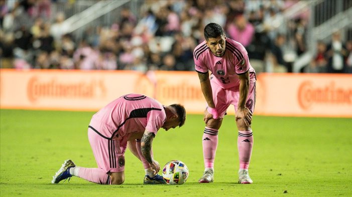 Messi ve Suarez’e “ense tutma” cezası