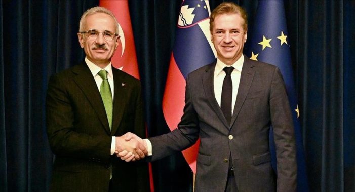Ulaştırma ve Altyapı Bakanı Uraloğlu Slovenya’da Başbakan Golob ile görüştü