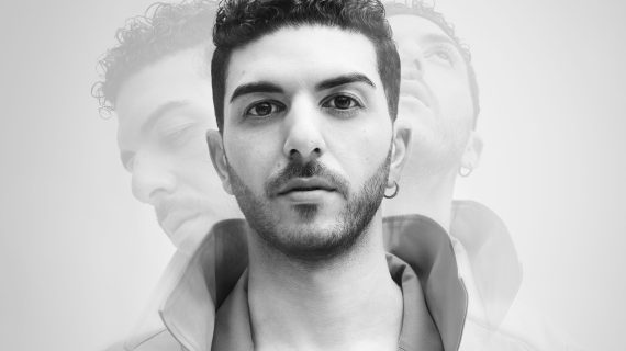 Fikri Karayel’in Beklenen Yeni Teklisi “Aşk Değil Hatıra Zorlar” 00:00’da Yayında.