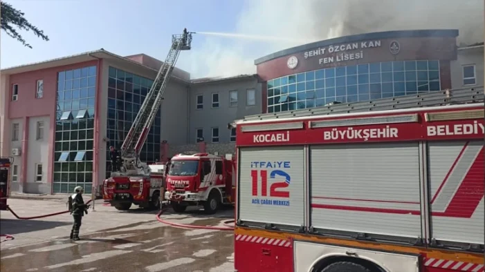Kocaeli’de lisenin çatısı alev alev yandı