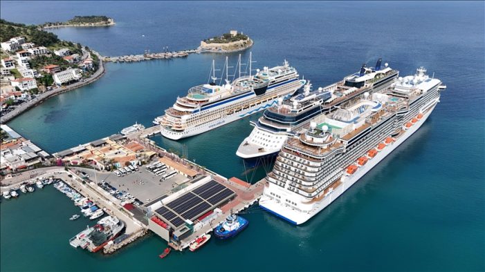 Kuşadası’na 4 kruvaziyerle 8 bin 608 turist geldi