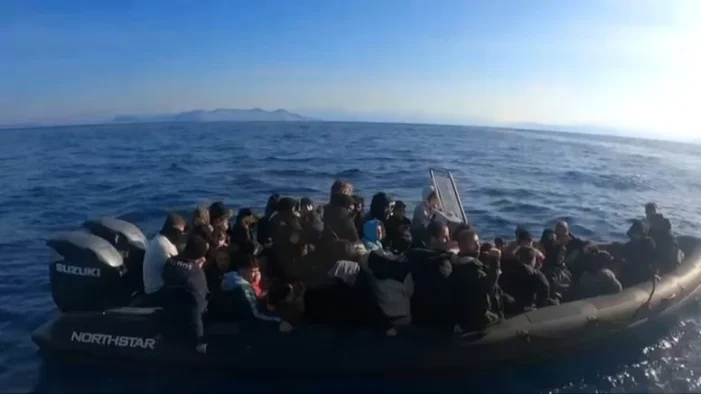 Adaya çıkmaya çalışan 57 düzensiz göçmen kurtarıldı 3 göçmenin cesedi bulundu