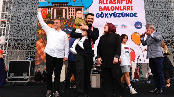 Sancaktepe’de binlerce kişi kansere karşı verdiği mücadeleyi kazanan Ali Asaf için bir araya geldi