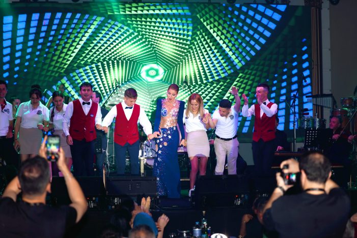 Gülben Ergen’den Servis Elemanlarına Sahne Sürprizi