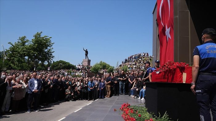 Manisa Büyükşehir Belediye Başkanı Zeyrek için belediye önünde tören düzenlendi