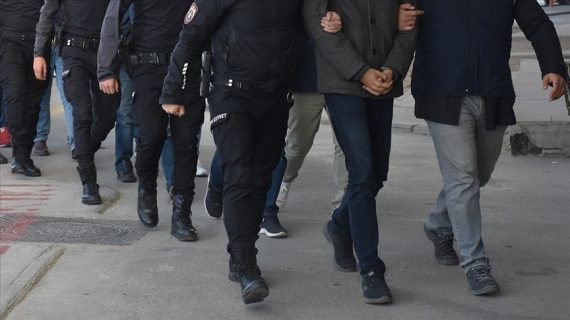 İzmir’de suç örgütüne yönelik operasyonda yakalanan 17 şüpheli tutuklandı