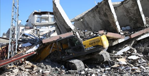 Hatay’da ağır hasarlı bina yıkım sırasında iş makinesinin üzerine çöktü Hatay’da ağır hasarlı bina yıkım sırasında iş makinesinin üzerine çöktü