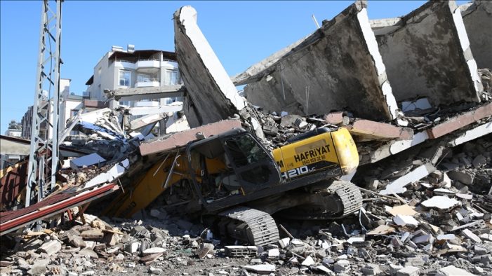 Hatay’da ağır hasarlı bina yıkım sırasında iş makinesinin üzerine çöktü