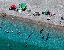 Antalya’da sıcak hava nedeniyle sahillerde yoğunluk yaşanıyor