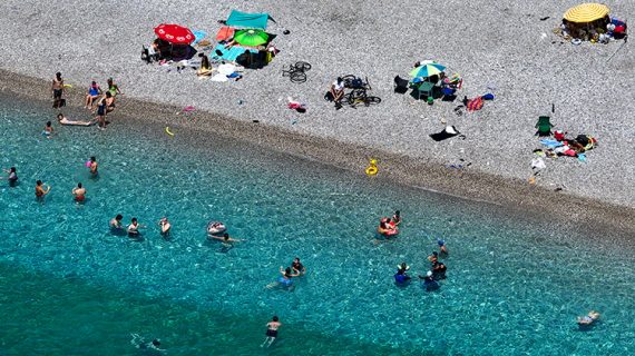 Antalya’da sıcak hava nedeniyle sahillerde yoğunluk yaşanıyor