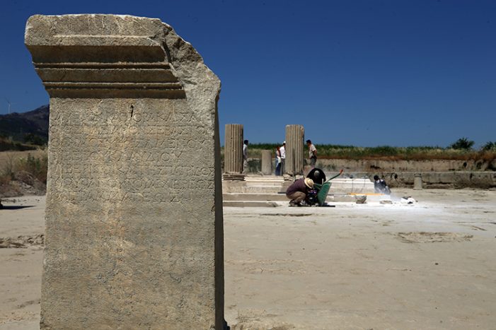 Magnesia Antik Kenti’nin en büyük meydanı gün ışığına kavuşuyor Magnesia Antik Kenti’nin en büyük meydanı gün ışığına kavuşuyor