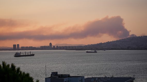 İzmir’de çöplük alanda başlayan yangın ormanlık alana sıçradı