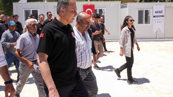 Bakan Yerlikaya İzmir Ödemiş’te orman yangınından etkilenen mahalleleri ziyaret etti
