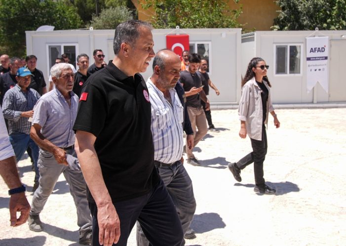 Bakan Yerlikaya İzmir Ödemiş’te orman yangınından etkilenen mahalleleri ziyaret etti