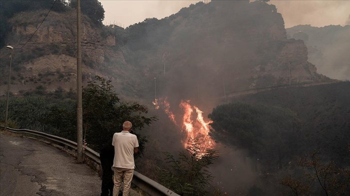 İtalya’nın Sardinya Adası’nda makilik alandaki yangın nedeniyle bazı evler tahliye edildi