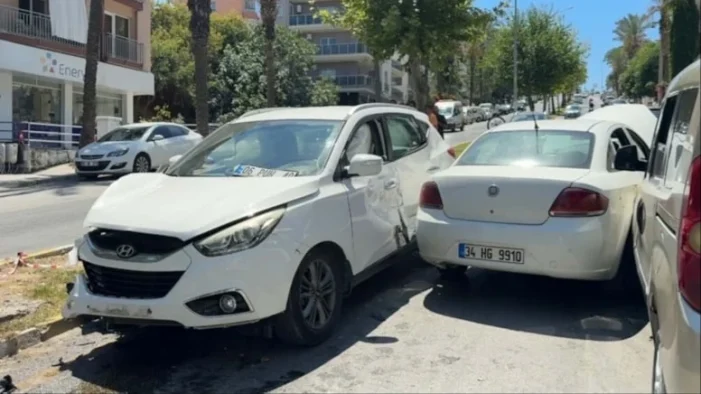 Karşı yöne geçen otomobil ortalığı savaş alanına çevirdi: 5 yaralı