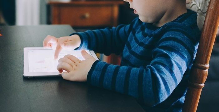 Avrupa ülkeleri çocukları zararlı çevrim içi içeriklerden korumak için yeni bir yaş uygulamasını deneyecek