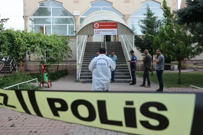 Park yerin yüzünden kavga ettiği kişiyi camide öldürdü