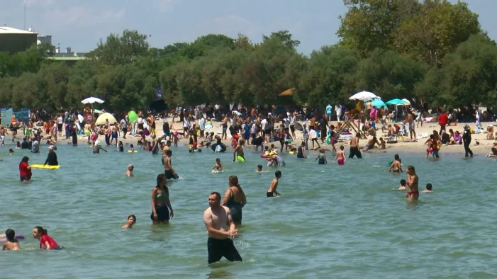 Sıcak havayı fırsat bilenler Menekşe Plajı’na akın etti