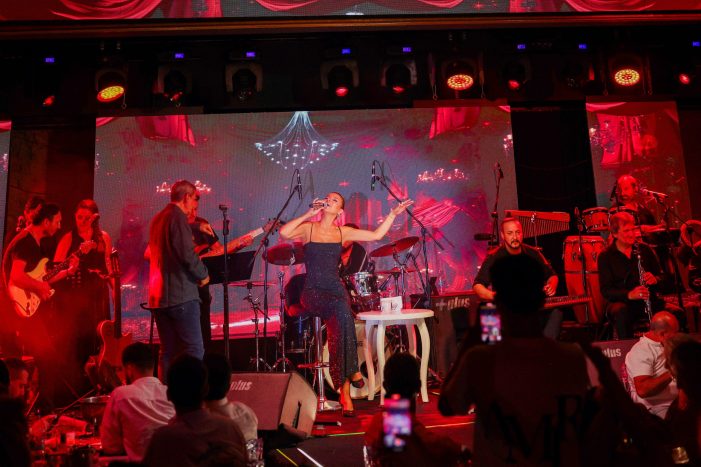 Gülben Ergen’den Alaçatı’da Sezonun İlk Konseri