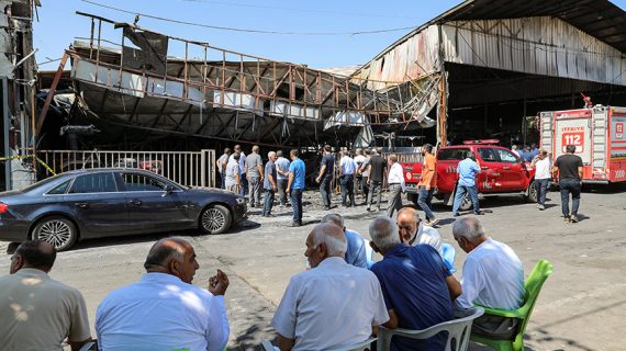 Diyarbakır’da çıkan yangında 3 iş yeri ve 19 traktör kullanılamaz hale geldi