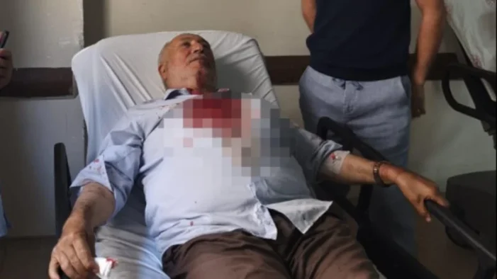 Camideki kavgayı ayırmak isteyen imamı yumrukladı