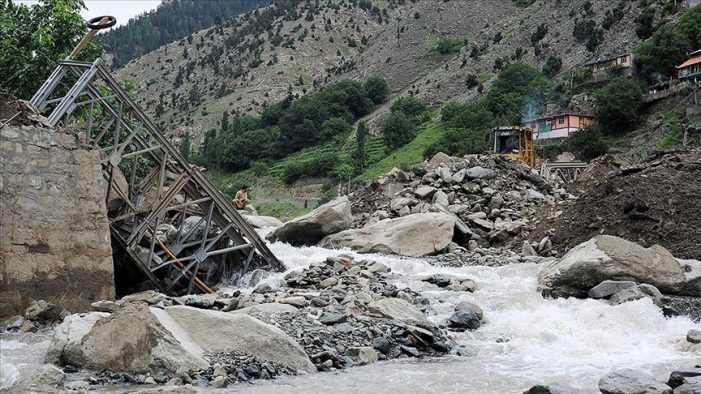 Pakistan’ın kuzeyindeki sellerde ölenlerin sayısı 351’e çıktı