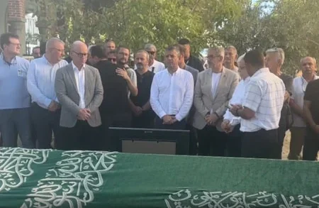 Özgür Özel cenaze törenine katıldı