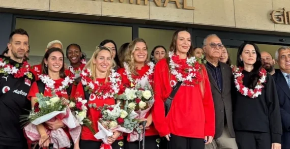 Dünya ikincisi ‘Filenin Sultanları’ yurda döndü Dünya ikincisi ‘Filenin Sultanları’ yurda döndü