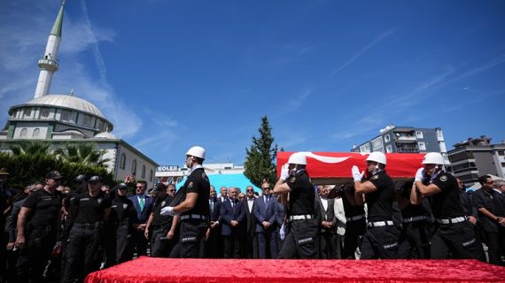 İzmir’de polis merkezine silahlı saldırıda şehit olan polisler son yolculuğuna uğurlandı