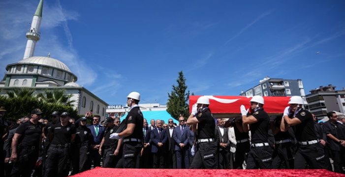 İzmir’de polis merkezine silahlı saldırıda şehit olan polisler son yolculuğuna uğurlandı
