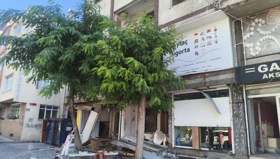 Zeytinburnu’nda yangın: Doğal gaz borusu alev aldı