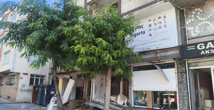 Zeytinburnu’nda yangın: Doğal gaz borusu alev aldı