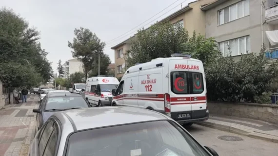 Haber alamayınca balkondan eve girdikleri komşularını ölü buldular