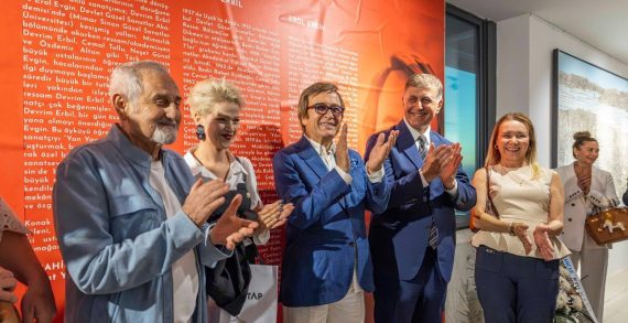 İki dev sanatçı Devrim Erbil ile Erol Evgin “Yan Yana” İki dev sanatçı Devrim Erbil ile Erol Evgin “Yan Yana”