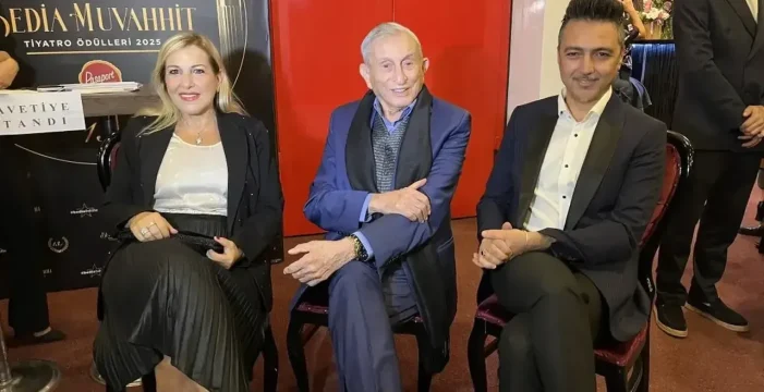 98 yaşındaki Haldun Dormen ‘Hisseli Harikalar Kumpanyası’ ile rekor kırdı’! 98 yaşındaki Haldun Dormen ‘Hisseli Harikalar Kumpanyası’ ile rekor kırdı’!