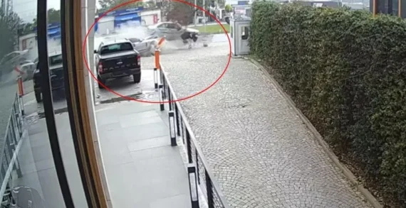 Mudanya’da kontrolden çıkan otomobil lüks araca çarptı