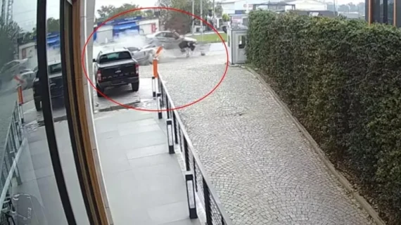 Mudanya’da kontrolden çıkan otomobil lüks araca çarptı
