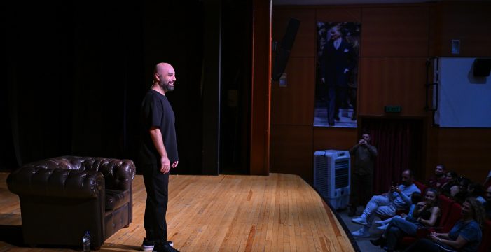 Tahsin Hasoğlu’ndan İZKİTAP’ta kahkaha dolu gece