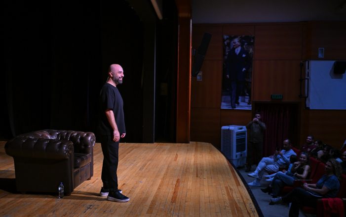 Tahsin Hasoğlu’ndan İZKİTAP’ta kahkaha dolu gece