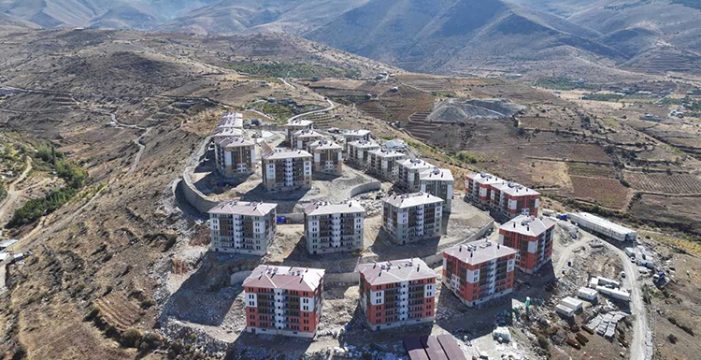 Depremlerden etkilenen Yeşilyurt’ta afetzedeler için yapılan 512 konutta sona gelindi Depremlerden etkilenen Yeşilyurt’ta afetzedeler için yapılan 512 konutta sona gelindi