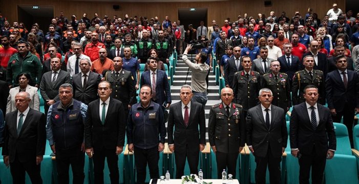 İzmir depreminde hayatını kaybedenler anıldı İzmir depreminde hayatını kaybedenler anıldı