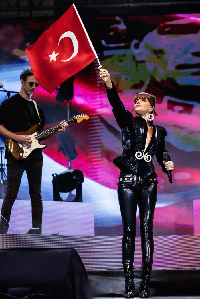 Simge Cumhuriyet Coşkusunu Didim’de Yaşattı