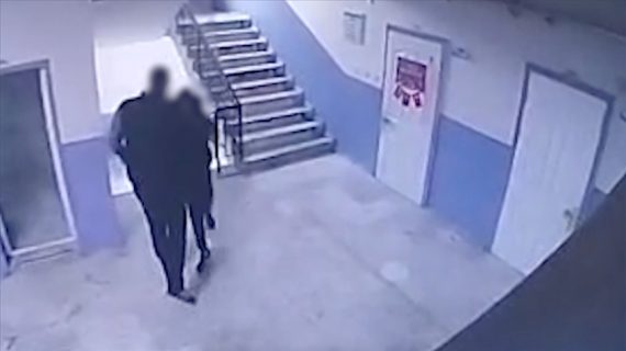 Manisa’da otizmli öğrenciyi merdivenden iten okul müdürü gözaltına alındı Manisa’da otizmli öğrenciyi merdivenden iten okul müdürü gözaltına alındı