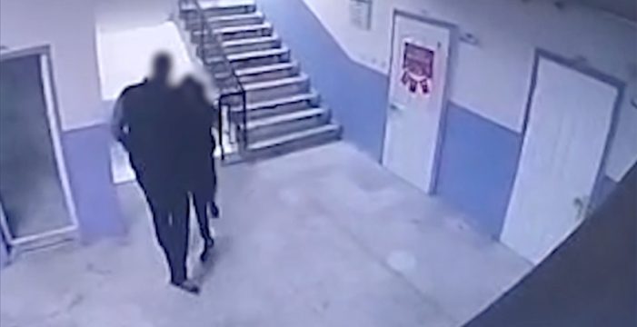 Manisa’da otizmli öğrenciyi merdivenden iten okul müdürü gözaltına alındı Manisa’da otizmli öğrenciyi merdivenden iten okul müdürü gözaltına alındı