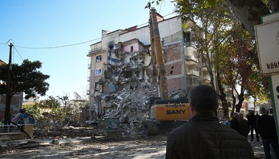 Sındırgı’da ağır hasarlı binaların yıkımı ve enkaz kaldırma işlemleri devam ediyor Sındırgı’da ağır hasarlı binaların yıkımı ve enkaz kaldırma işlemleri devam ediyor