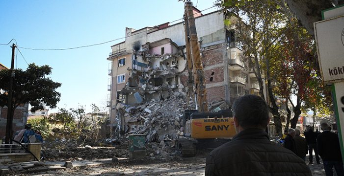 Sındırgı’da ağır hasarlı binaların yıkımı ve enkaz kaldırma işlemleri devam ediyor