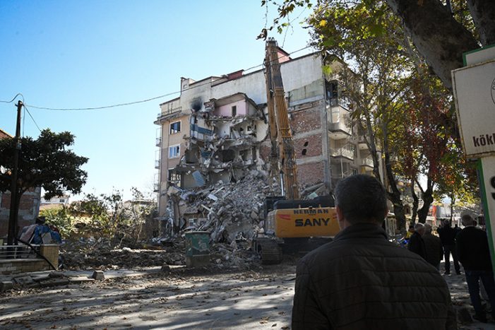 Sındırgı’da ağır hasarlı binaların yıkımı ve enkaz kaldırma işlemleri devam ediyor