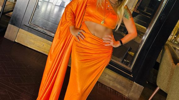 Yonca Evcimik’ten “Lambada” Partisi