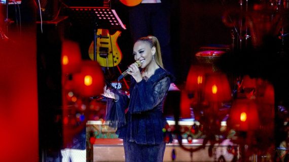 Ziynet Sali’den Muazzez Abacı’ya Duygulandıran Saygı Ziynet Sali’den Muazzez Abacı’ya Duygulandıran Saygı